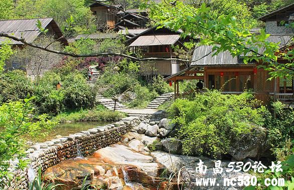 想去江西玩，但对江西的景点不熟，想问问江西有哪些景点好玩，有特色的就可以，哪些要门票的，哪些不要？