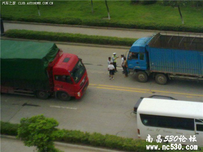 南昌。桑塔纳漂移撞大货车