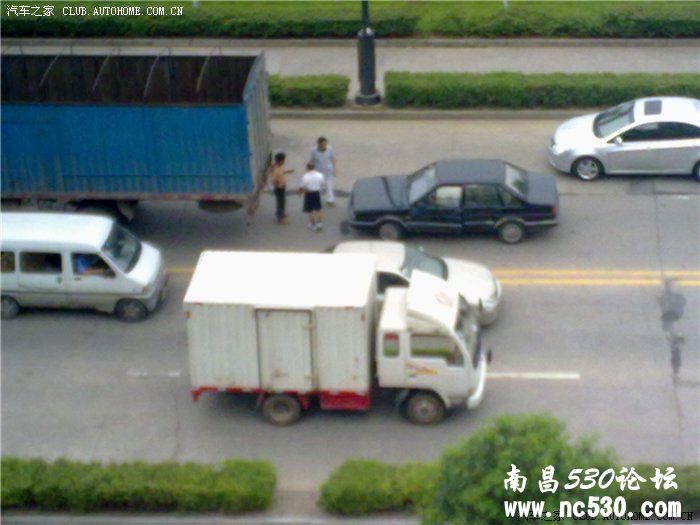 南昌。桑塔纳漂移撞大货车