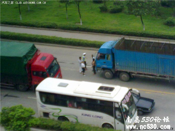 南昌。桑塔纳漂移撞大货车