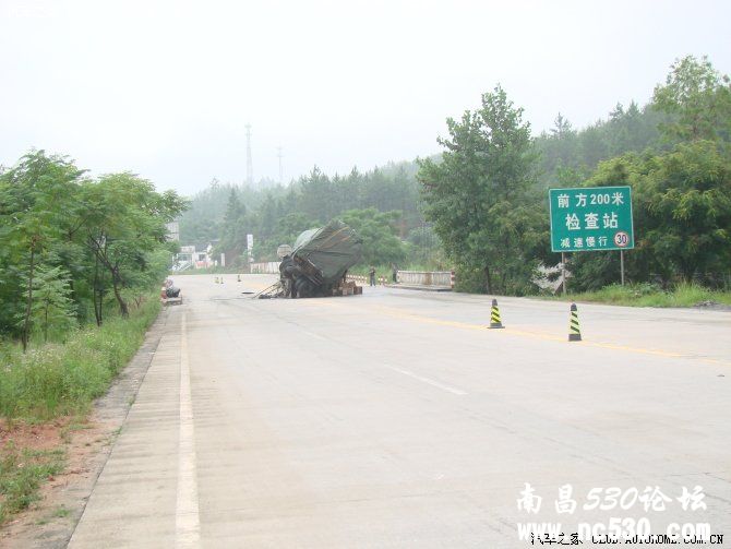 看看脑残设计师设计的公路桥