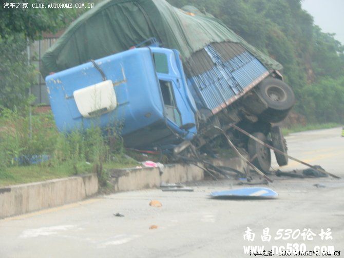 看看脑残设计师设计的公路桥