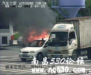 男子车边1出租车自燃 怕闯红灯大火旁停车76秒