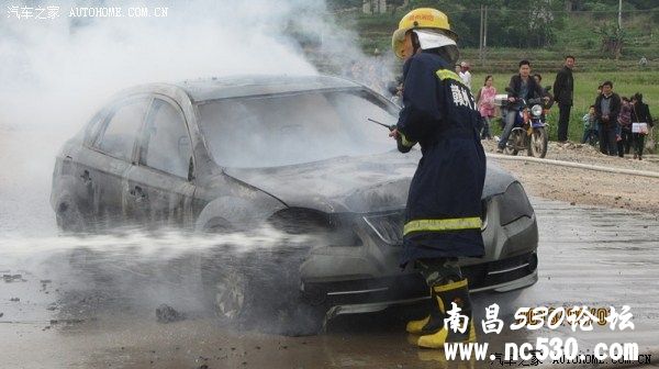 五一 赣州大余 车着火了 剩壳了