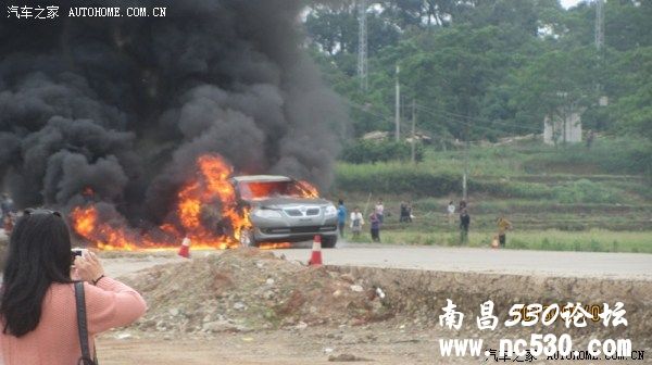 五一 赣州大余 车着火了 剩壳了