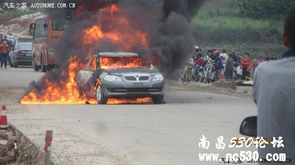 五一 赣州大余 车着火了 剩壳了