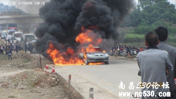 五一 赣州大余 车着火了 剩壳了