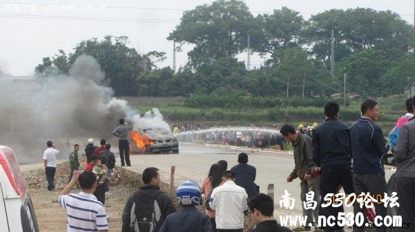 五一 赣州大余 车着火了 剩壳了